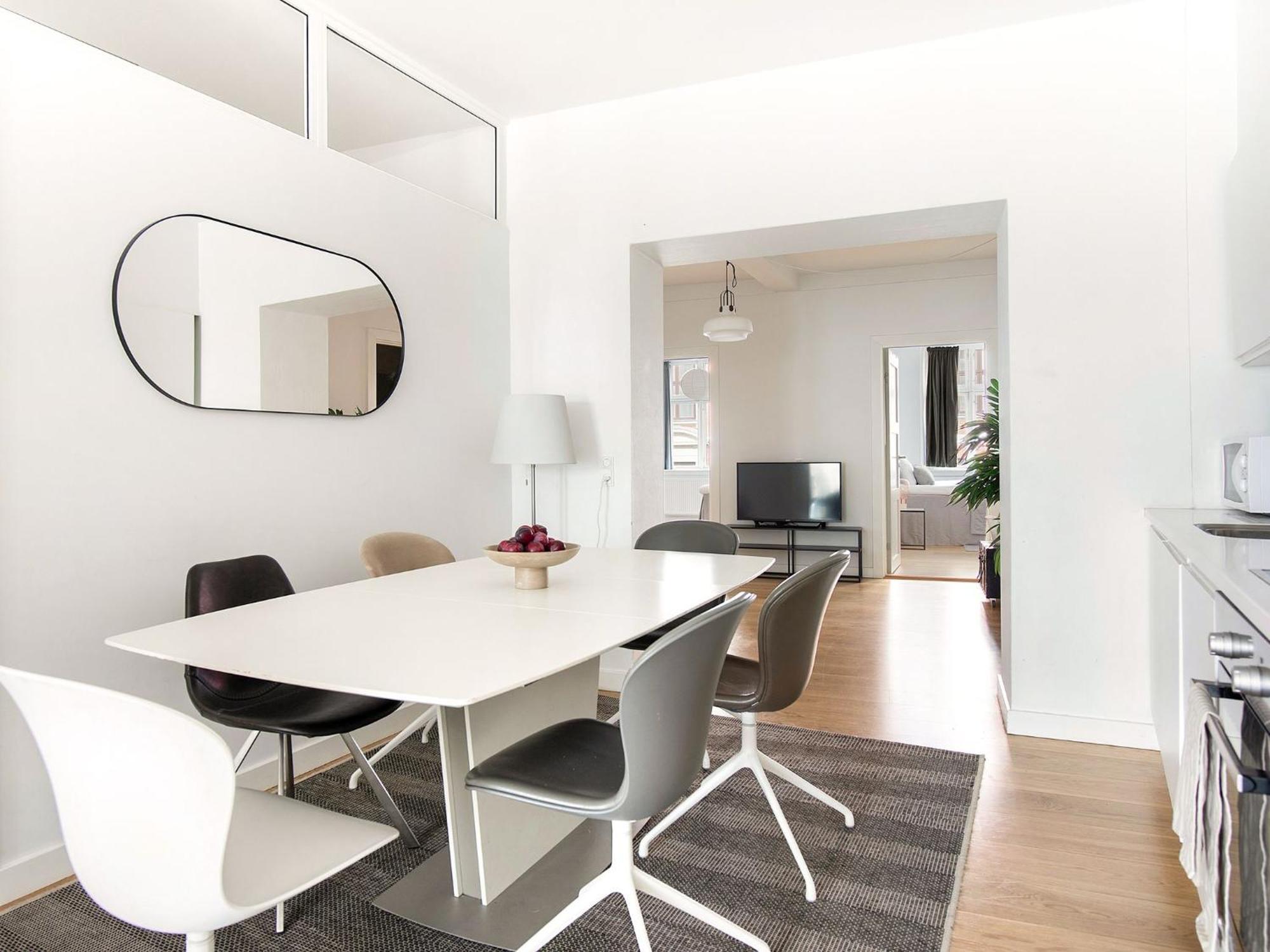 Sanders Leaves - Charming Three-bedroom In Downtown Апартаменты *